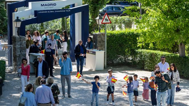 Público, en la entrada al recinto de la Pista Verde donde se celebra el CSI. Foto: Miguel Ángel Ros / RCCVM