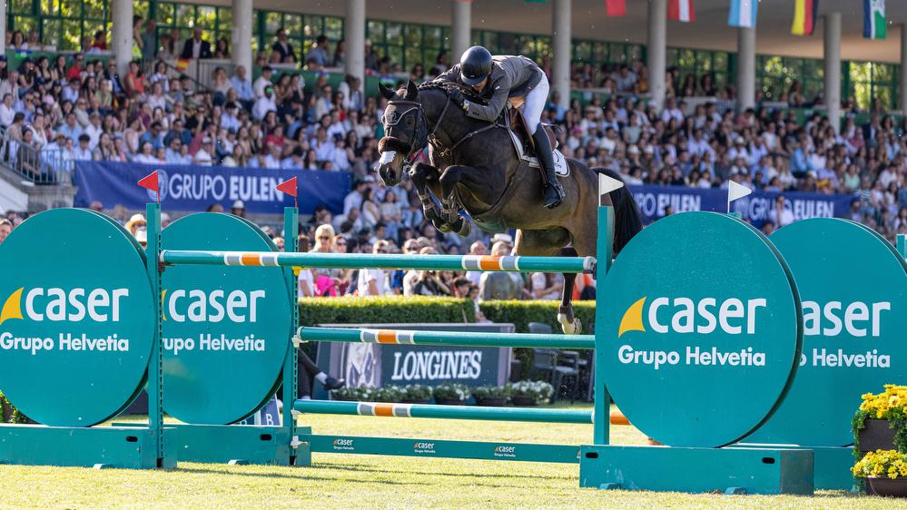 Un binomio supera el obstáculo de Caser durante la competición. Foto: Miguel Ángel Ros / RCCVM