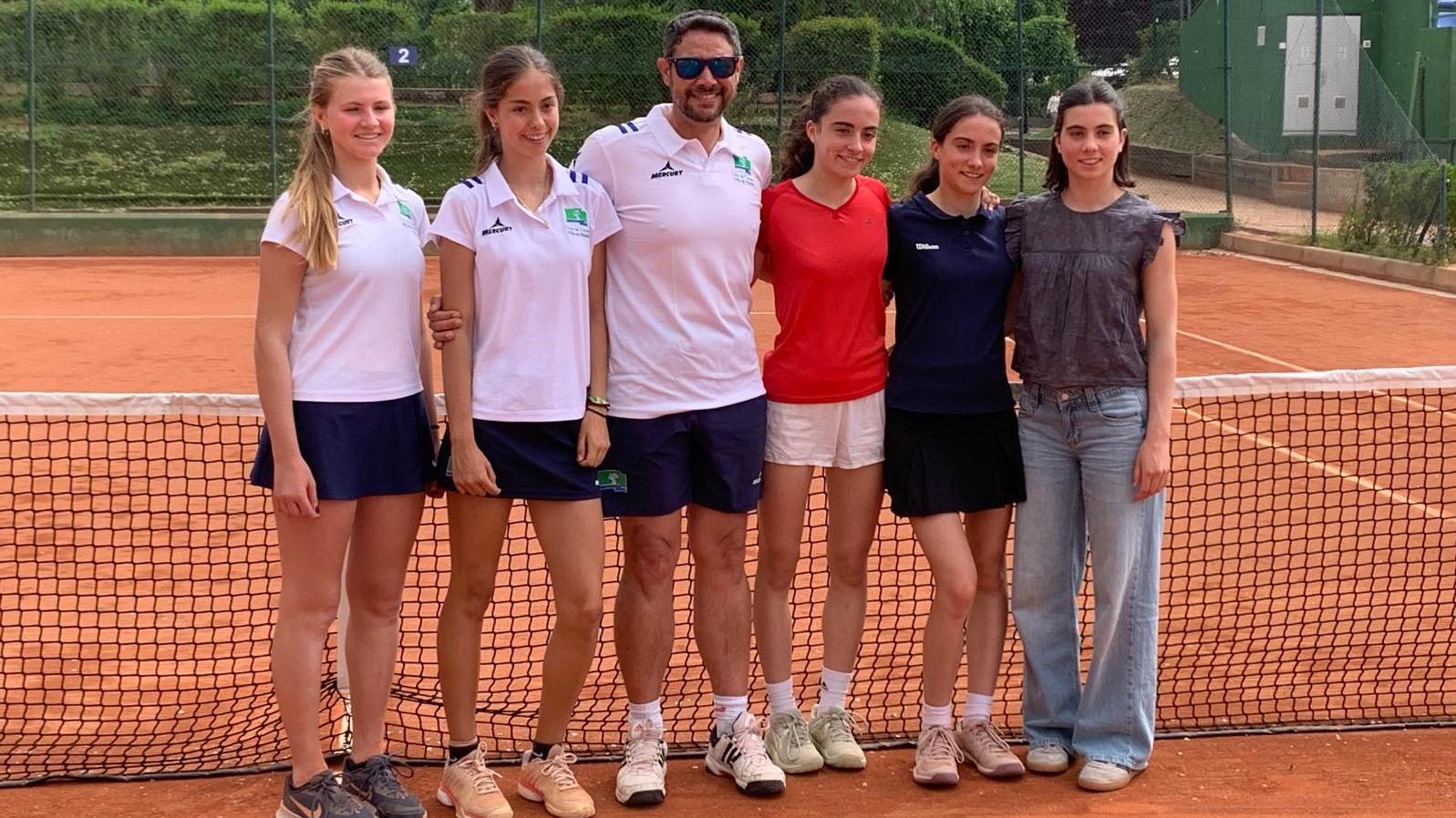 De izda. a dcha: Marta Martínez Fresno, Valeria San Segundo, Carlos Tolsada (capitán), Blanca Martínez Rico, Ainara Martínez Rico y Amaia Martínez Rico.