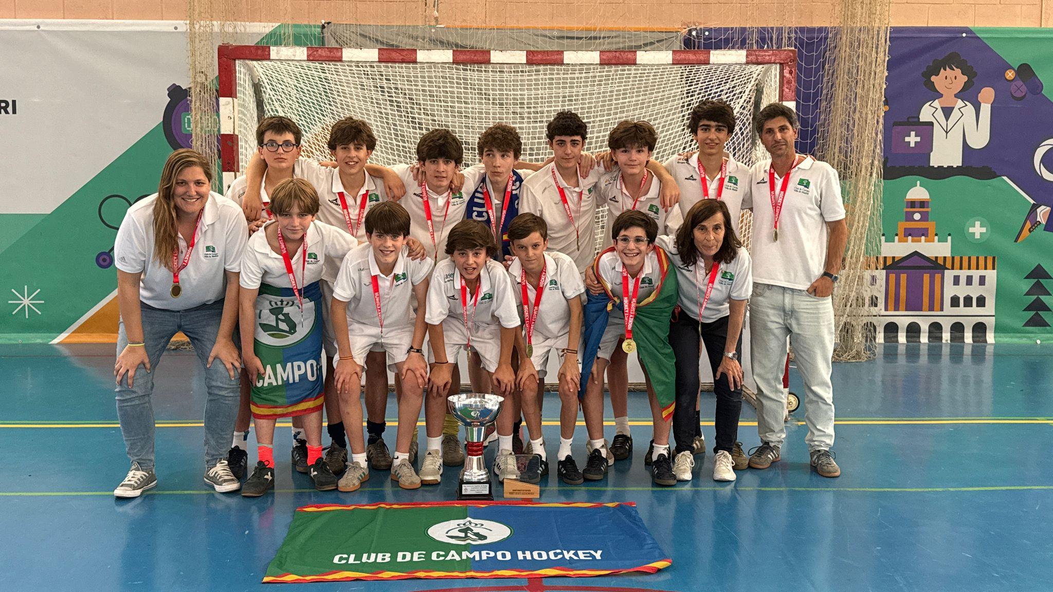 El equipo infantil y el staff técnico posan con sus medallas de campeones de España de hockey sala.