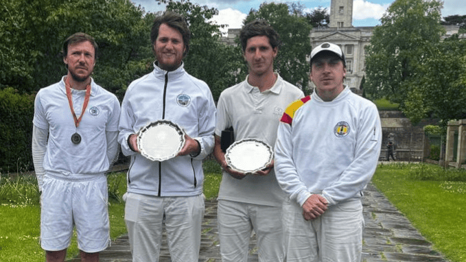 Nicolas Denizot (2º izda.) e Íñigo Castañón (2º dcha.) sostienen sus trofeos del Campeonato de Europa de croquet.