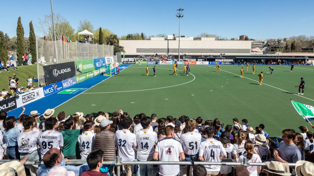 La afición del Club llena la grada del campo de hockey 1 durante un partido. Foto: Miguel Ángel Ros / RCCVM