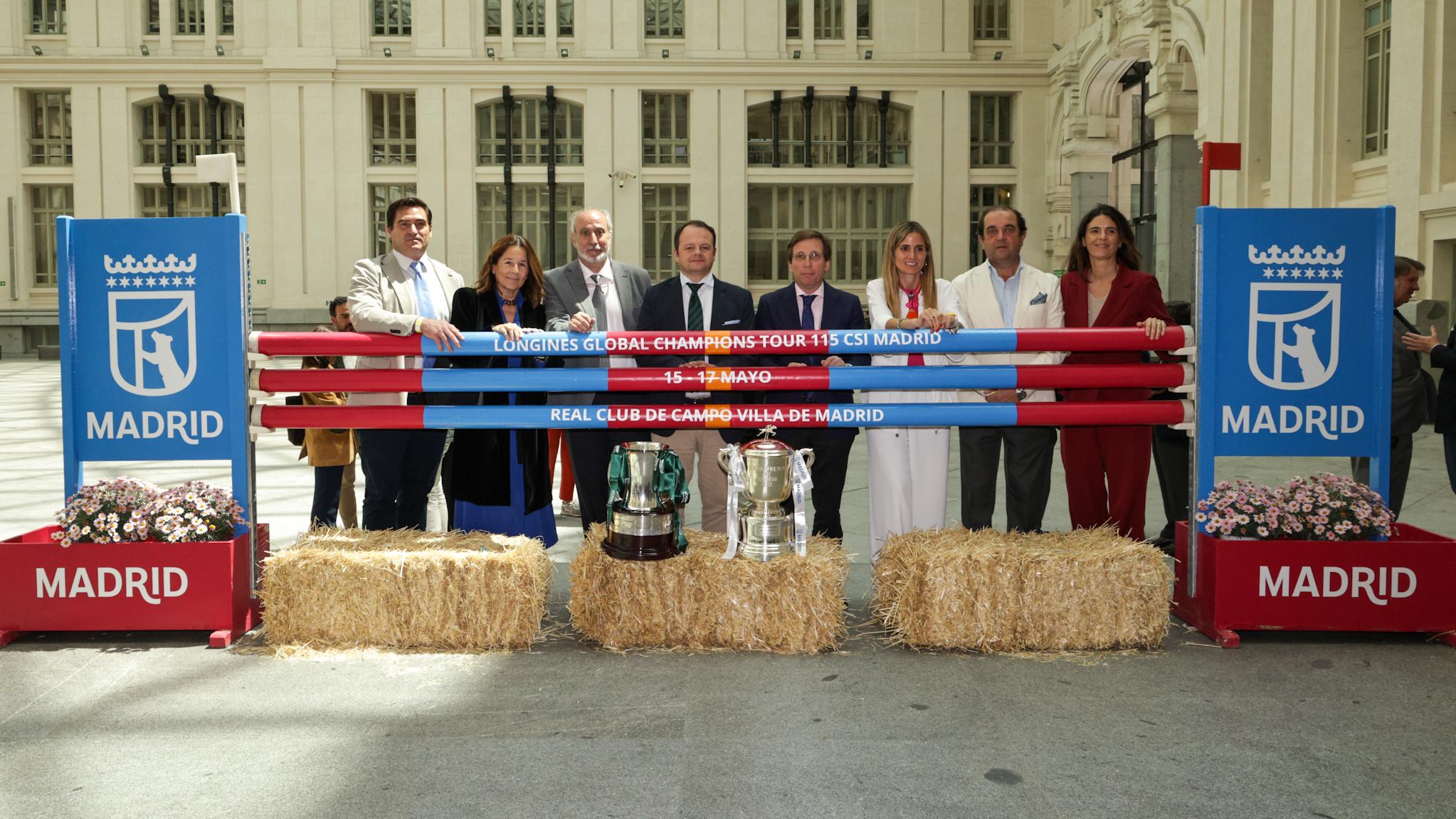 El equipo directivo RCCVM posa detrás de un obstáculo de saltos de hípica, junto al presidente RCCVM y alcalde de Madrid, José Luis Martínez Almeida. Foto: Miguel Ángel Ros / RCCVM