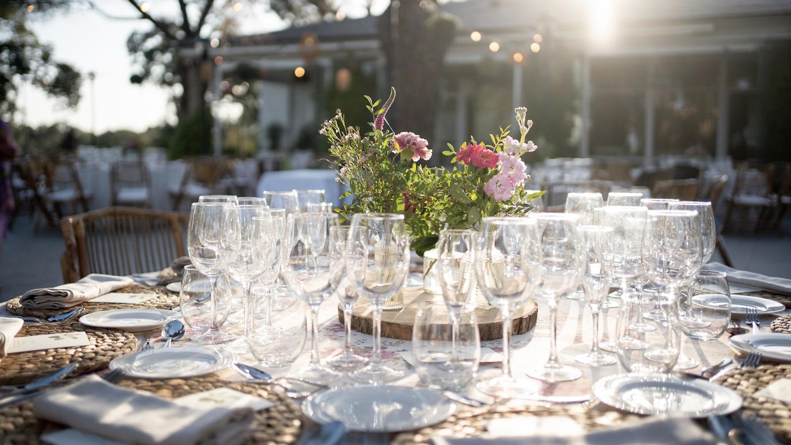 Mesa preparada en la terraza del Restaurante del Social del Real Club de Campo Villa de Madrid.