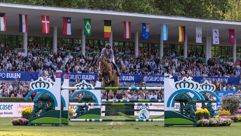 Un binomio supera el obstáculo RCCVM, con la grada de la Pista Verde llena, al fondo. Foto: Miguel Ángel Ros / RCCVM
