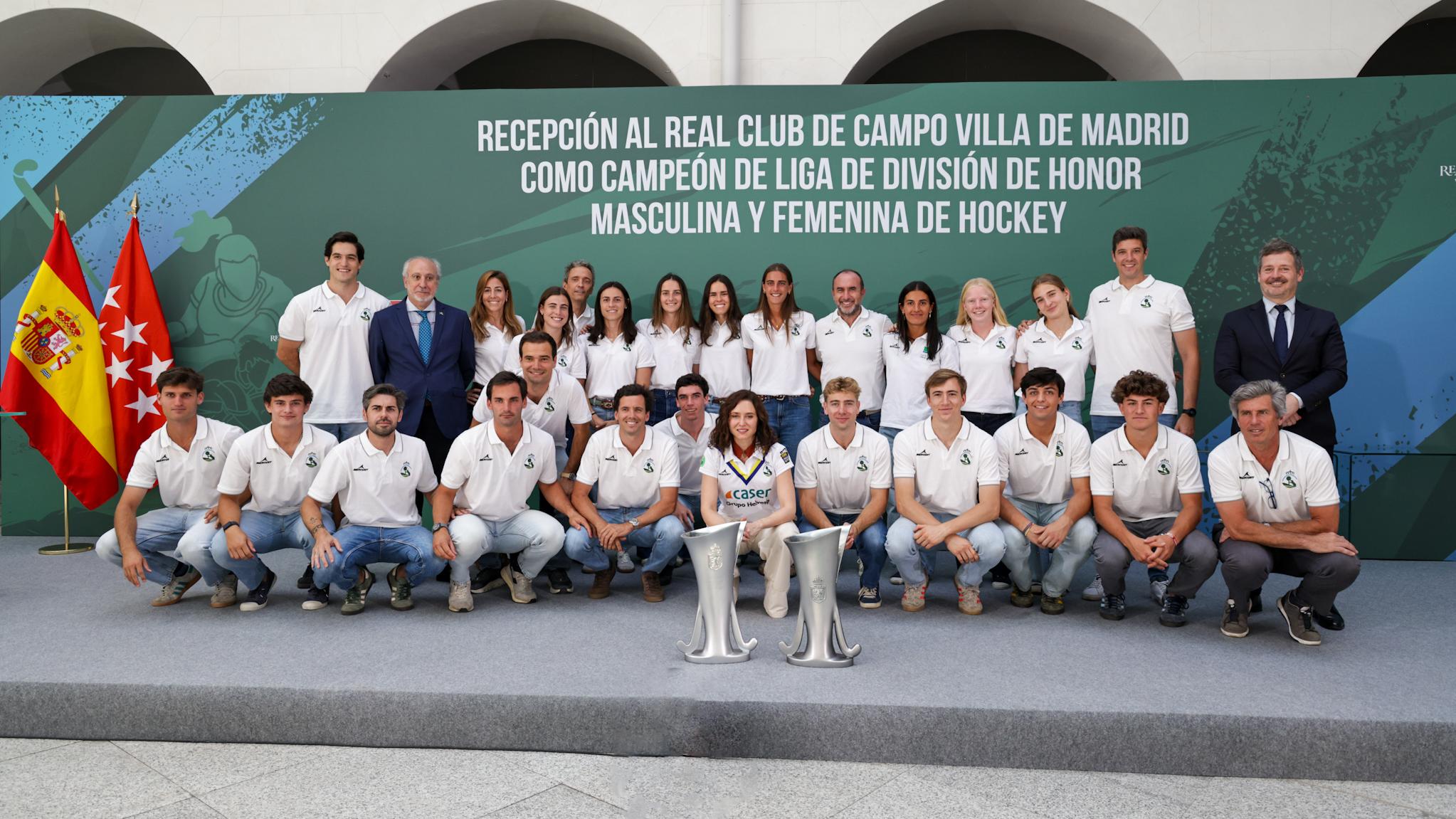 Foto de familia de Isabel Díaz Ayuso con los equipos de hockey RCCVM, gerencia y dirección. Foto: Miguel Ángel Ros / RCCVM