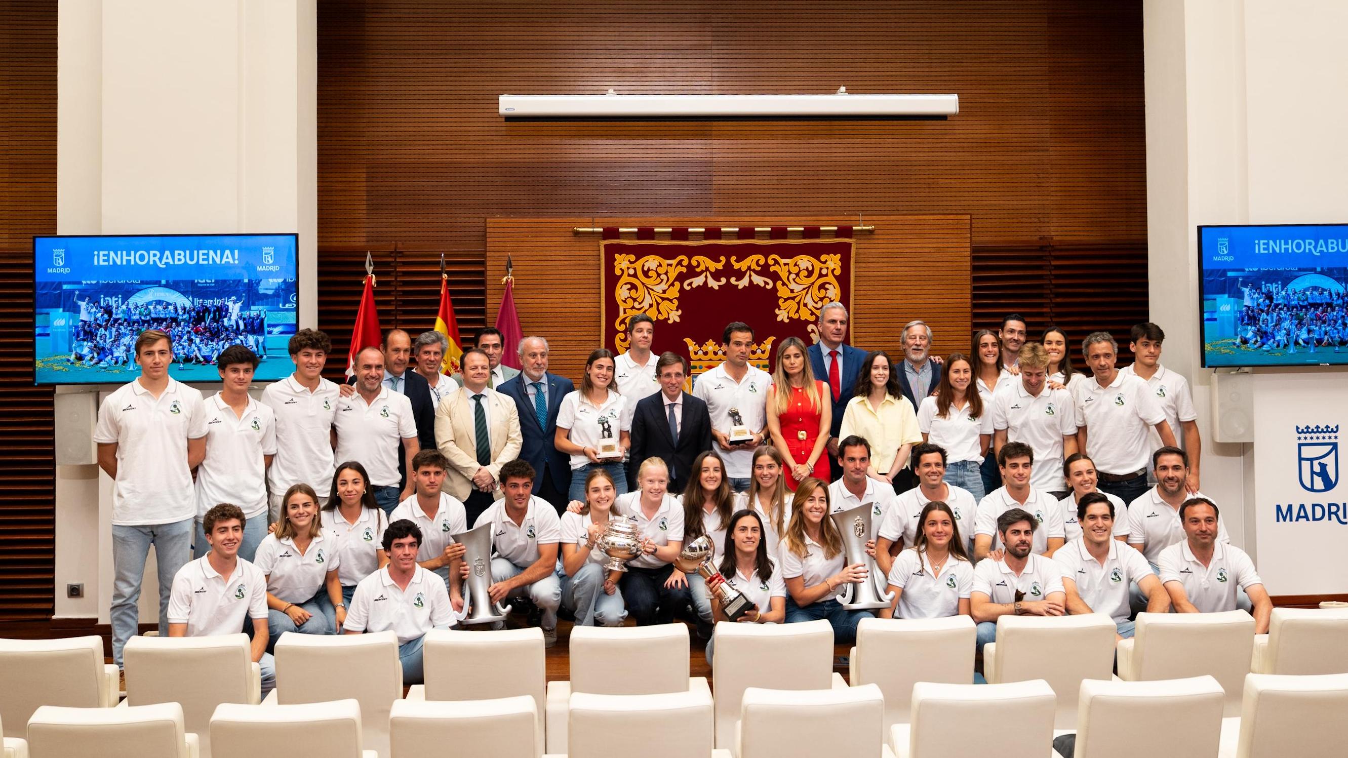 Posado de los equipos de hockey RCCVM junto al presidente RCCVM y alcalde de Madrid, José Luis Martínez-Almeida, gerencia y dirección del Club. Foto: David Agüero / RCCVM