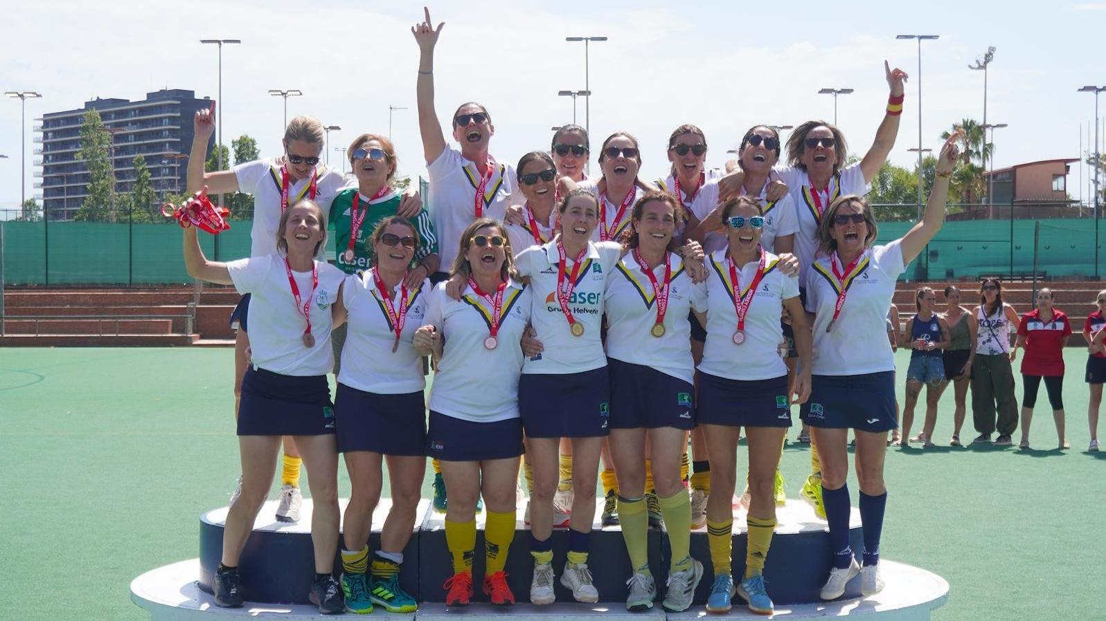 El equipo RCCVM, subido al podio del Campeonato de España femenino +40 de hockey sobre hierba.