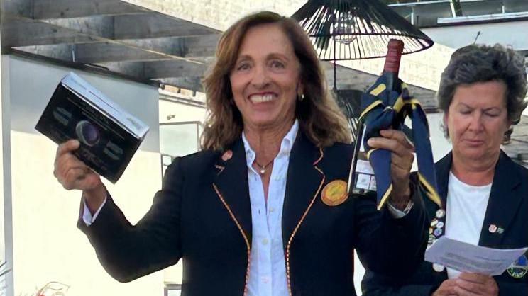María de Orueta celebra el triunfo español en el XII Campeonato de Europa Másters de golf.