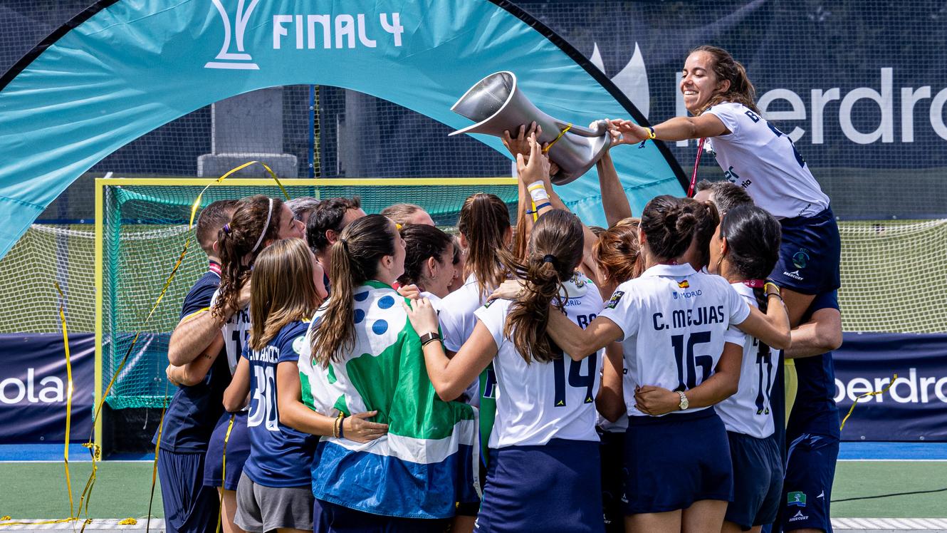 Las jugadoras de hockey del Real Club de Campo Villa de Madrid levantan la copa de campeonas de Liga 2025-2026. Foto: Miguel Ángel Ros / RCCVM