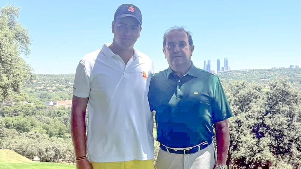 Gonzalo Baños Ramos (izda.), campeón de España de golf 2026, acompañado por el director de Deportes RCCVM, Jesús Barrera.