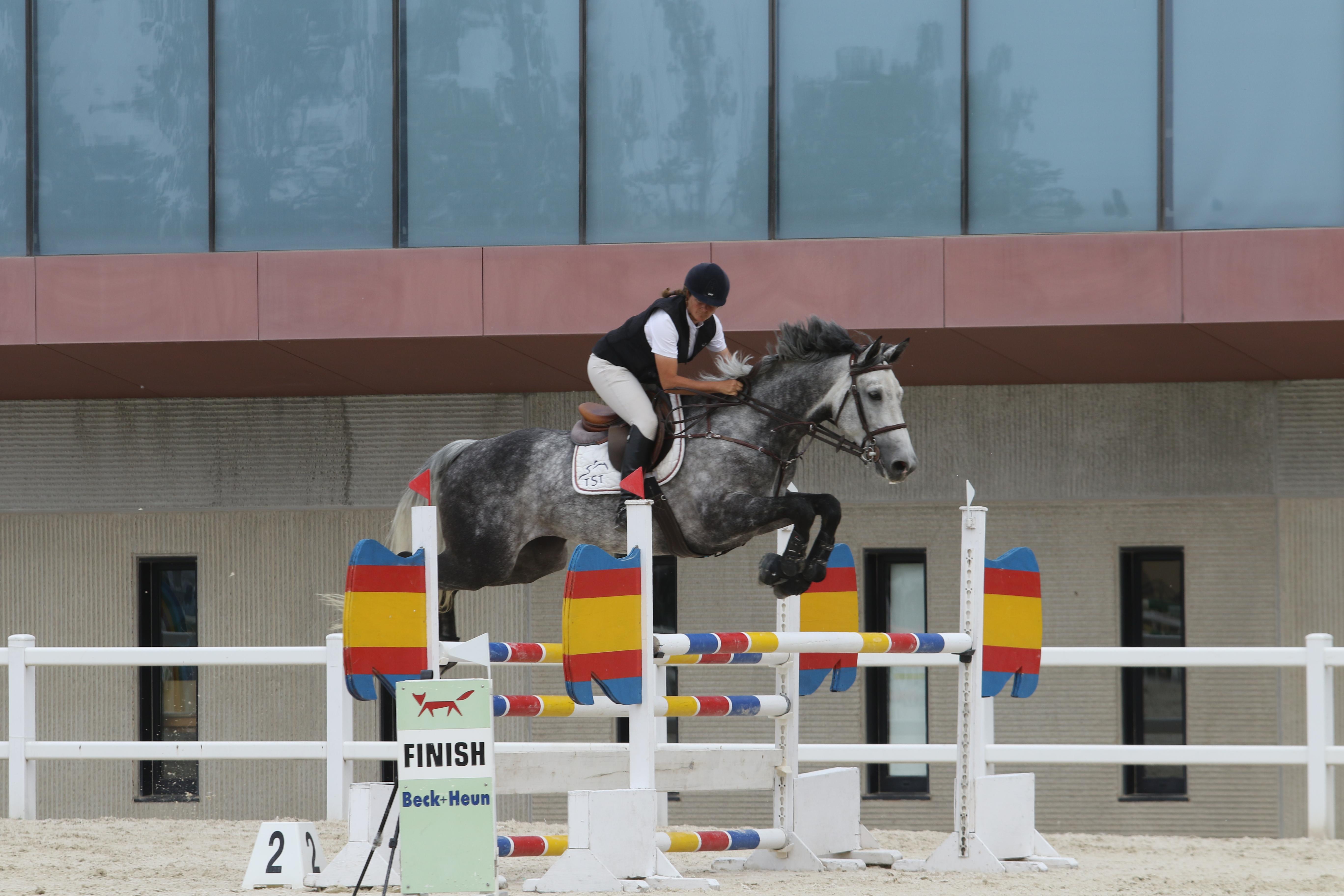 Teresa de Simón  y Lejess Z, binomio ganador de la Copa de España de veteranos 1,20 m, en acción.