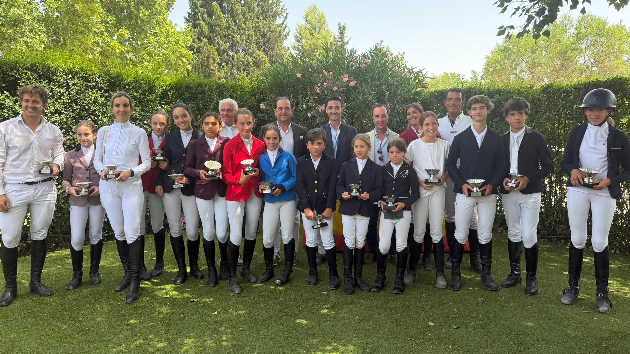 Foto de grupo de los ganadores de los Campeonatos Sociales de Hípica.