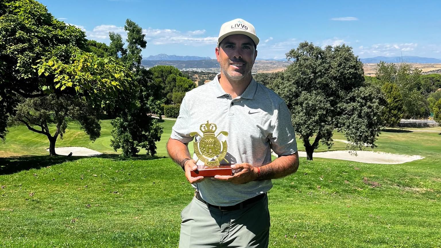 Juan Salama Monsalve posa sonriente con el trofeo de ganador de la prueba del Circuito de Madrid de Profesionales disputada en el RACE.