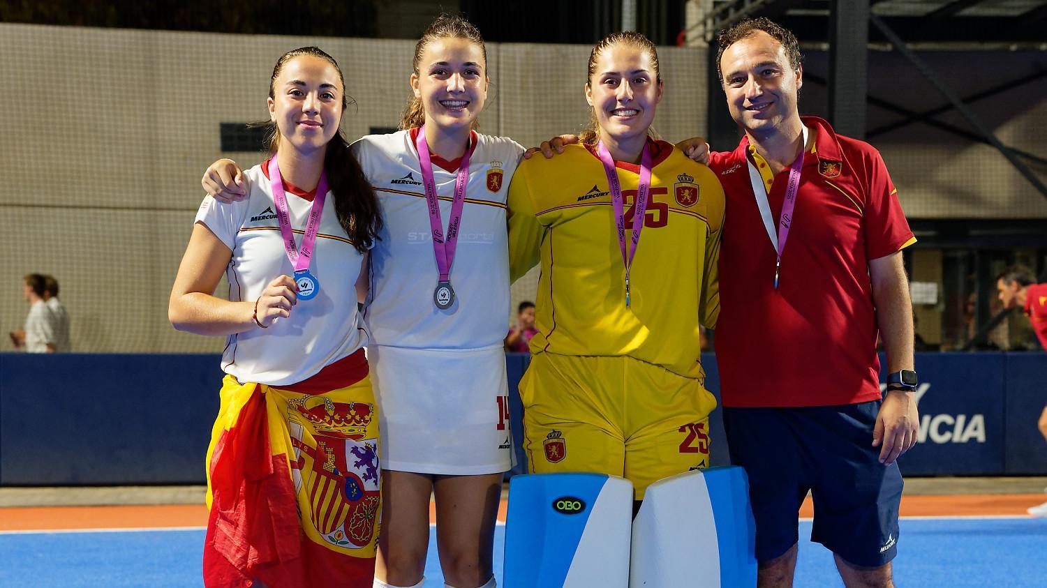 Carlota Álvarez, Carlota González y Cayetana del Real y el seleccionador sub-21, Alejandro Iglesias, con la plata europea.