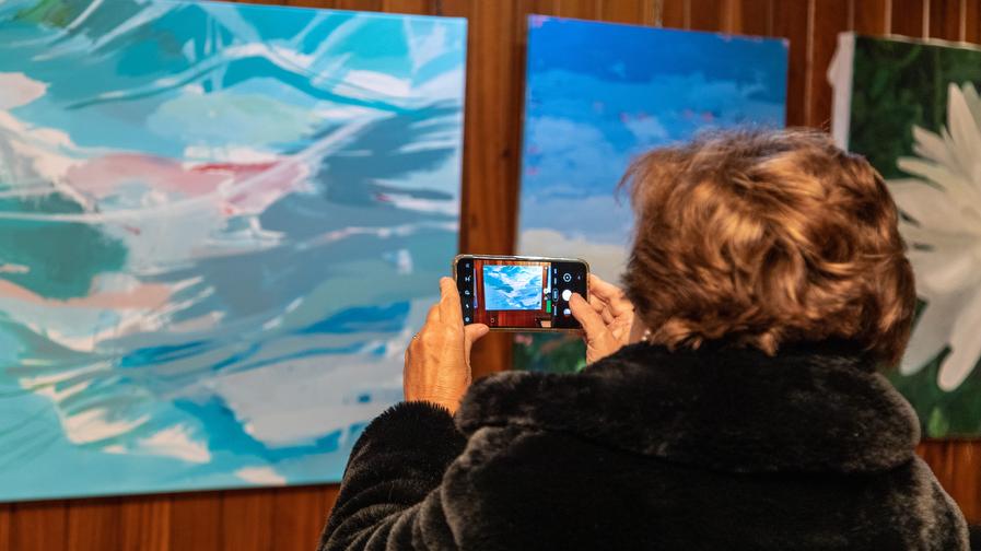 Una abonada fotografía una de las obras presentada en una anterior edición del concurso.