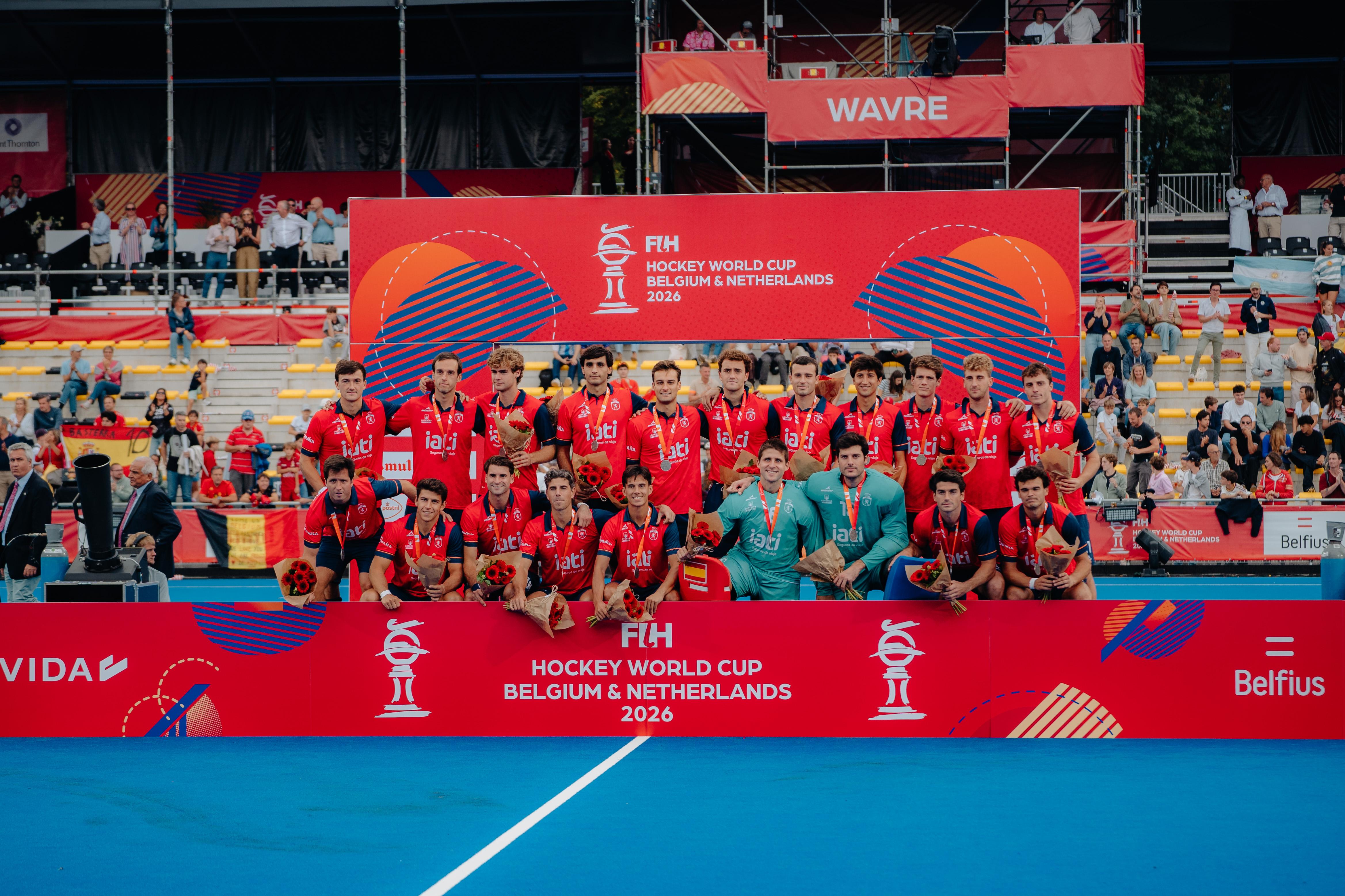 Los jugadores españoles de hockey lucen la medalla de plata mundialista en la entrega de premios. Foto: RFEH