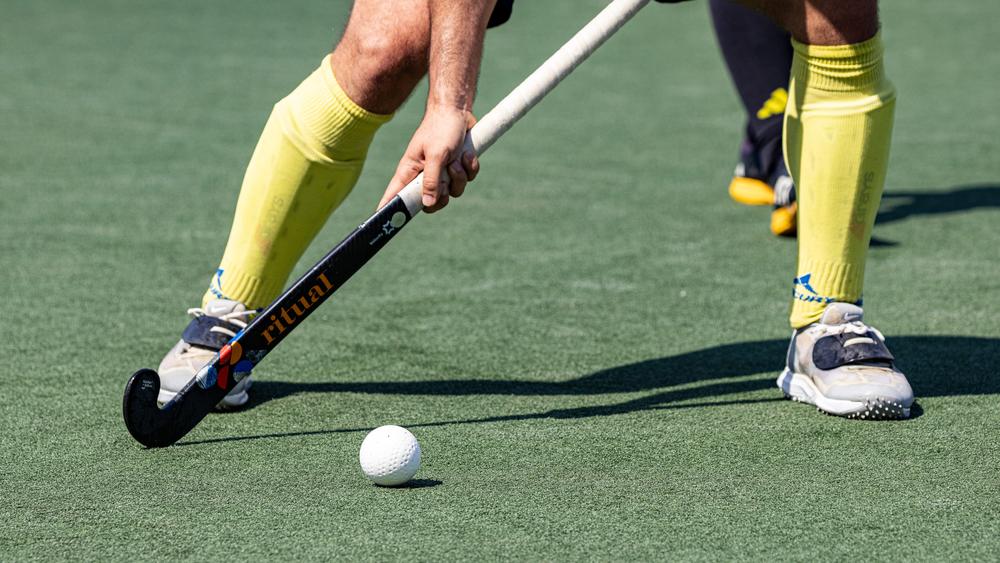Detalle de una mano de un jugador sosteniendo el palo de stick antes de golpear la bola. Foto: Miguel Ángel Ros / RCCVM