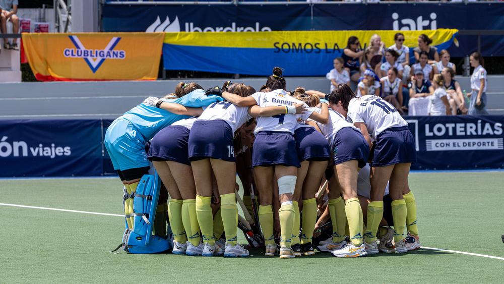 Las jugadoras del equipo RCCVM de hockey, reunidas en un círculo para darse ánimos ante de un encuentro. Foto: Miguelo Ángel Ros / RCCVM