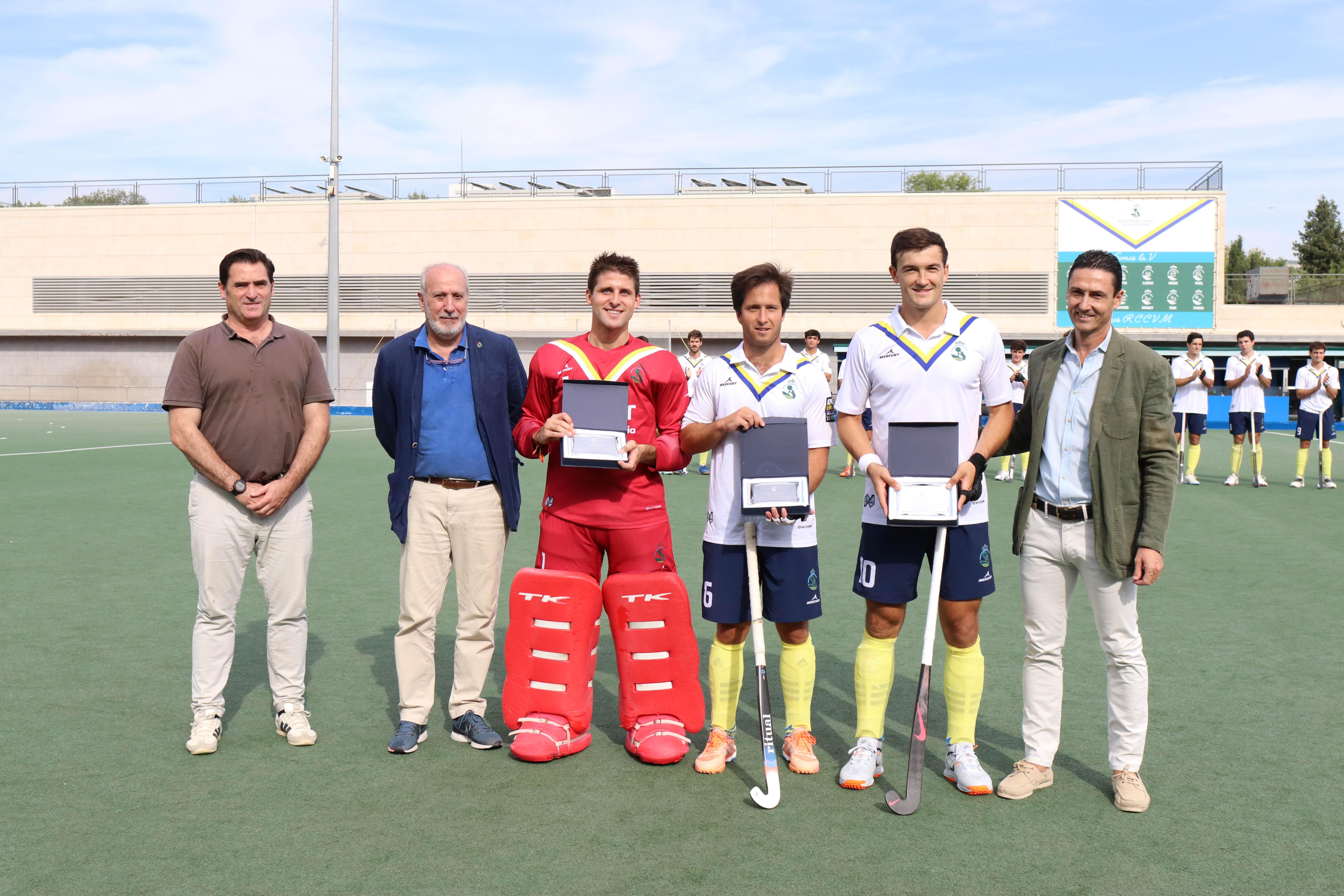 Rafa Revilla (3º izda.), Rafa Vilallonga (3º dcha.) y Chefo Basterra (2º dcha.) muestran la placa de reconocimiento que les ha entregado el Club por la plata mundialista, acompañados del gerente RCCVM, Juan Carlos Vera (2º izda.); del director de Comunicación y Abonados, Gabriel Arregui (1º izda.), y del jefe de Deportes, Guillermo Sánchez.