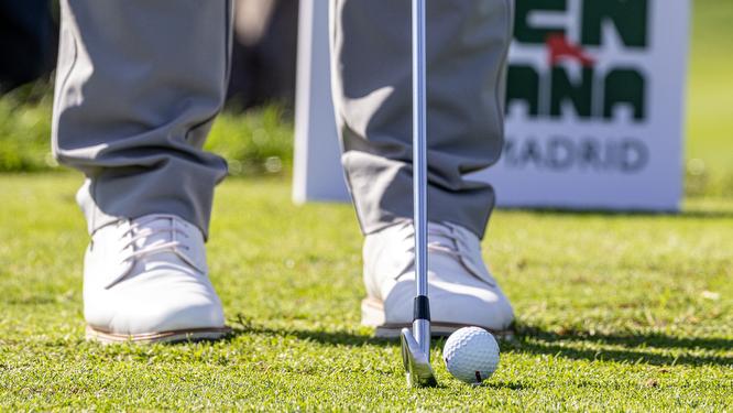 Detalle de los pies de un golfista, palo y bola. Foto: Miguel Ángel Ros / RCCVM