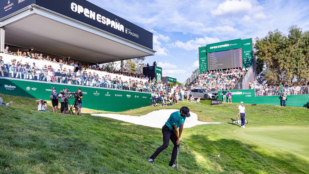El público llena la grada del hoyo 18 en la edición de 2025 del Open de España presented by Madrid, mientras un jugador ejecuta un golpe. Foto: Miguel ángel Ros / RCCVM