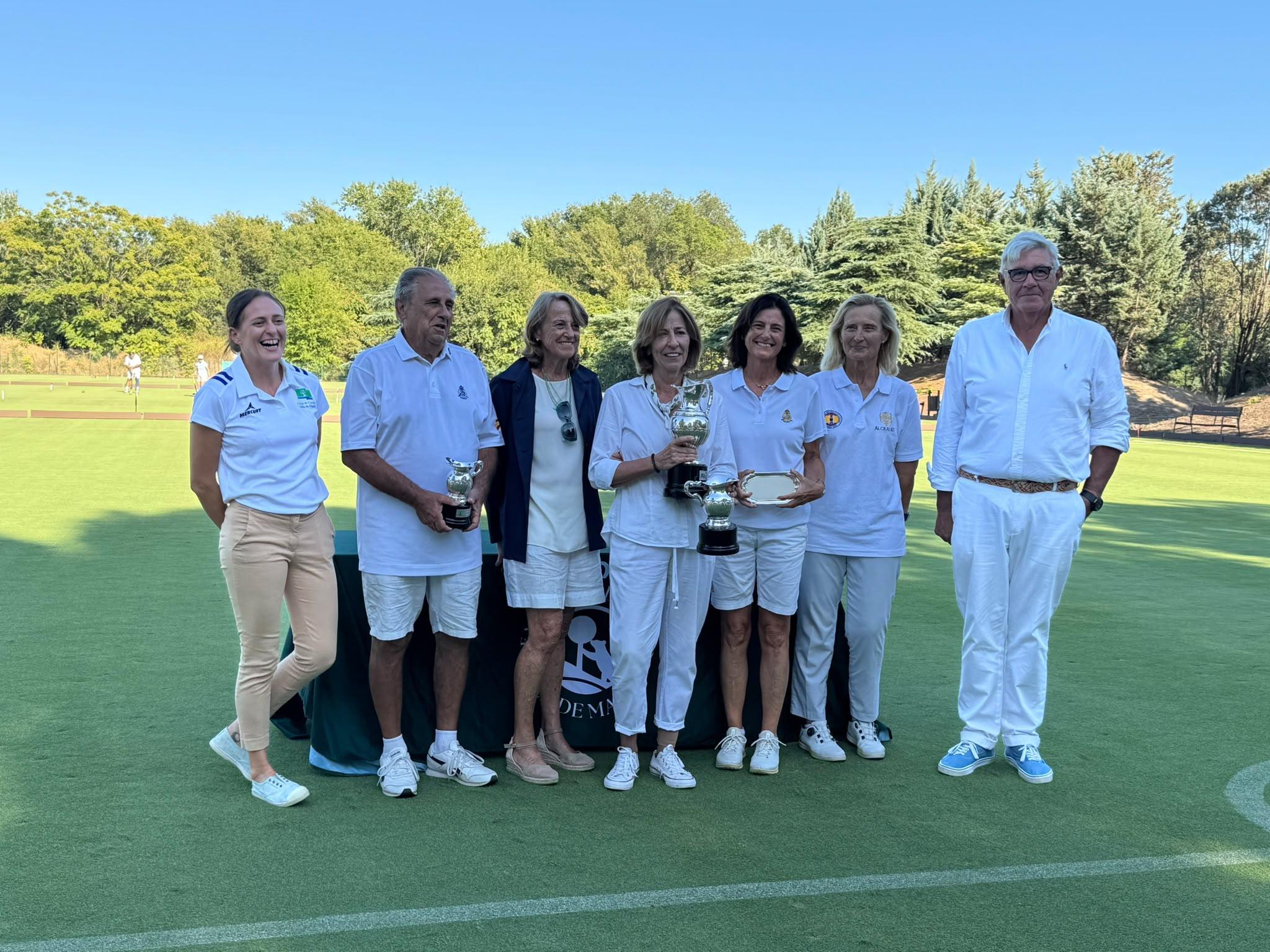 Entrega de premios de la VI Copa Antequina, con Eugenia Ortiz en el centro, sosteniendo la copa de campeona.