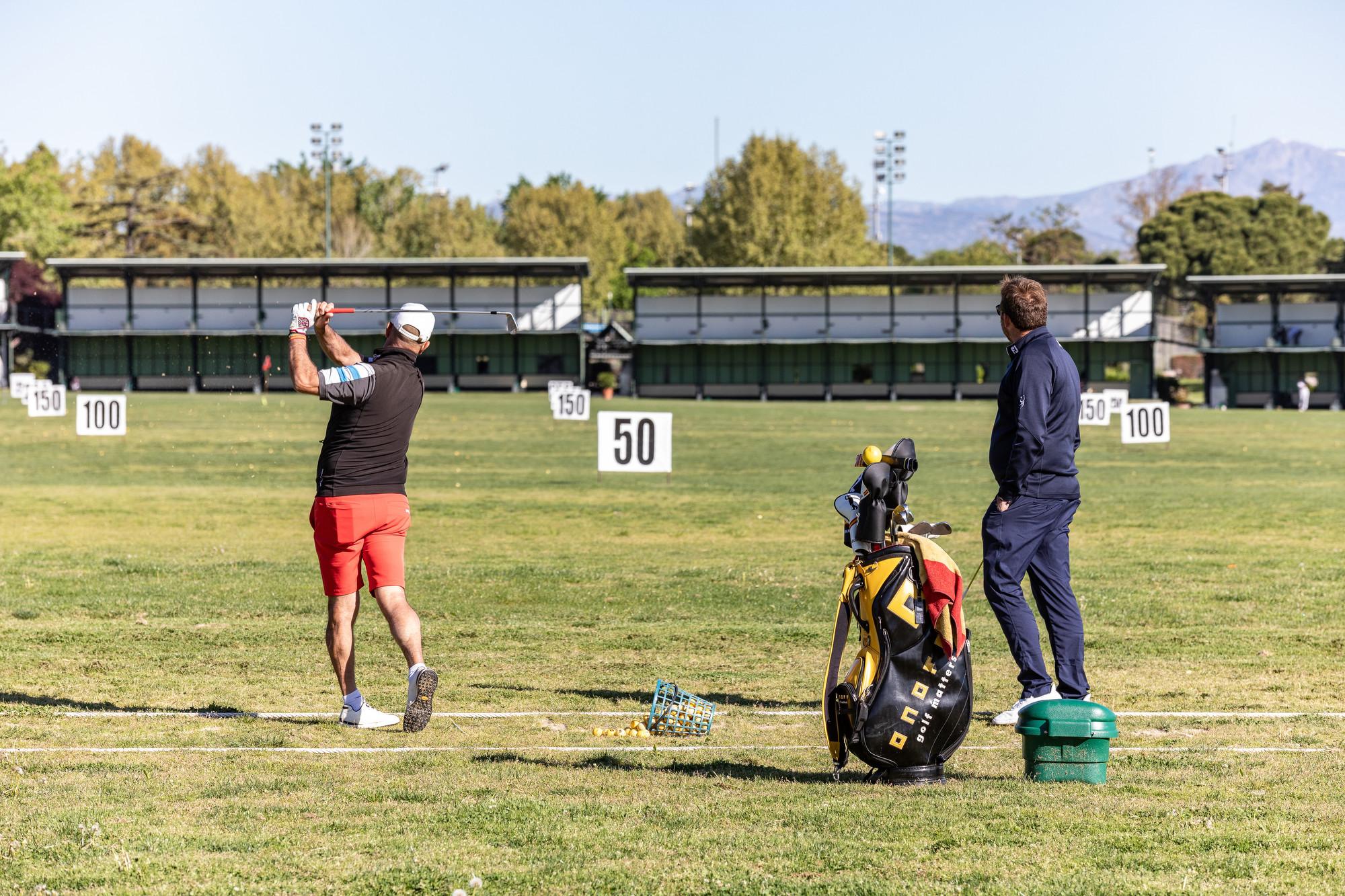 Un golfista golpea a una bola en la cancha de prácticas de golf del Real Club de Campo Villa de Madrid.