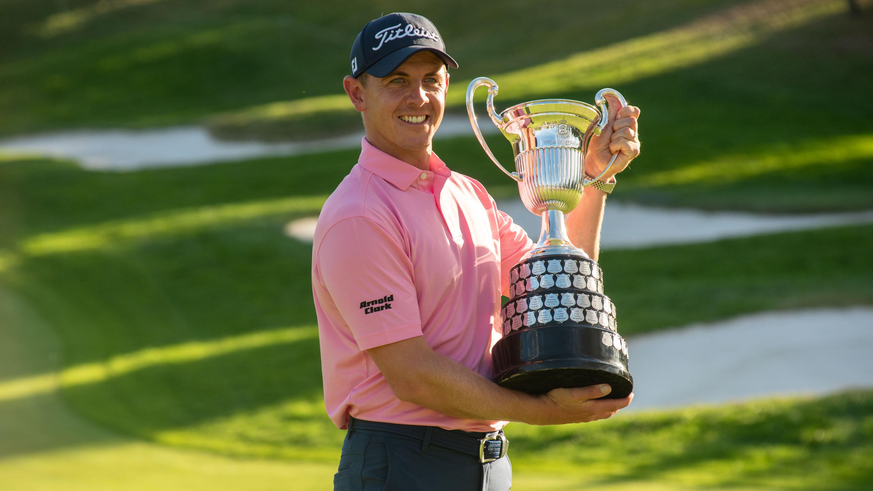 Grant Forrest sostiene la copa de campeón del Open de España presented by Madrid. Foto: David Yebra Valdés / RCCVM