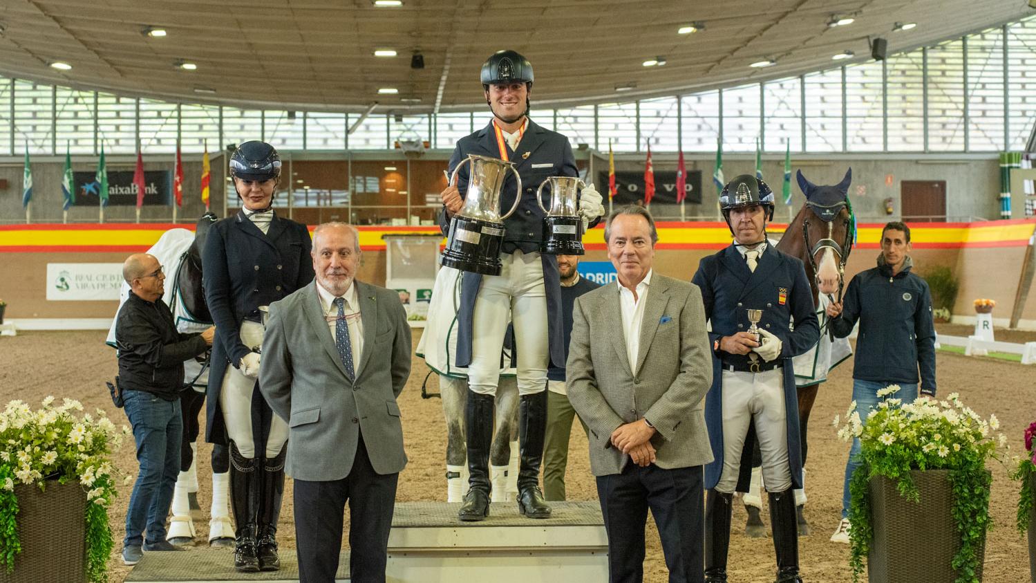 Jesús Pascual León, en lo más alto del podio, acompañado por el presidente RFHE, Javier Revuelta (delante, dcha.); el gerente RCCVM, Juan Carlos Vera (delante, izda.), la amazona Carmen Gutiérrez Cruz (arriba, izda.) y el jinete Claudio Castilla Ruiz (arriba, dcha.). Foto: David Yebra Valdés / RCCVM