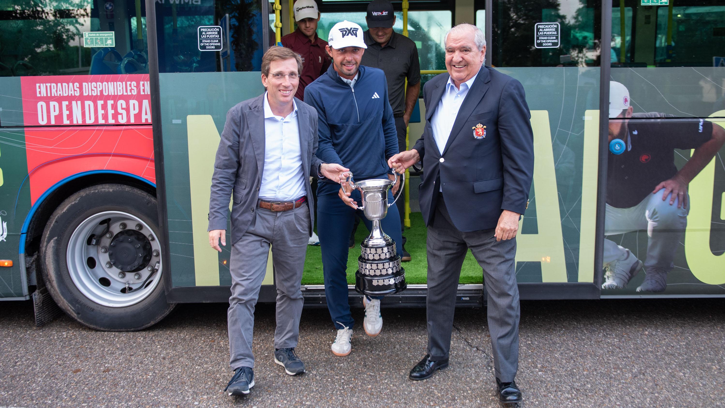 (De izda. a dcha.) Almeida, Penge y Guerrero bajan de un autobús de la EMT con la copa del Open. Foto: David Yebra Valdés / RCCVM