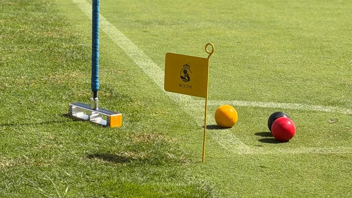 Mazo y bolas de croquet, en uno de los campos de juego del Real Club de Campo Villa de Madrid.