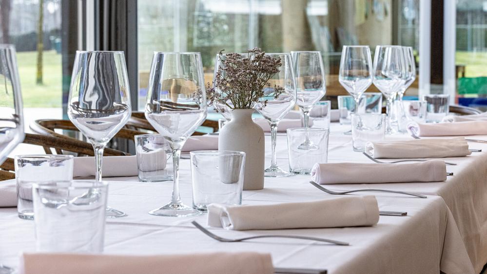 Mesa preparada en uno de los espacios de hostelería del Real Club de Campo Villa de Madrid.