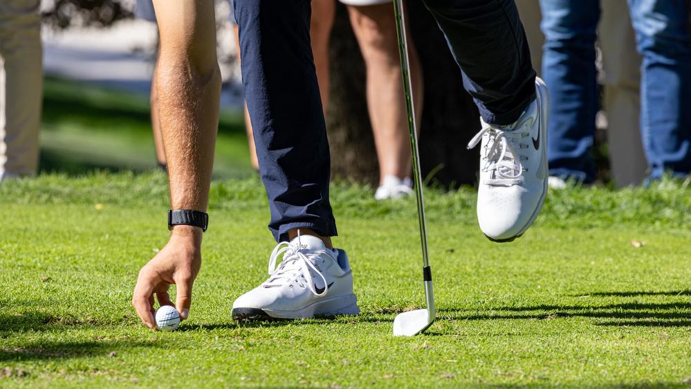 Detalle de una mano de un golfista colocando el tee. Foto: Miguel Ángel Ros / RCCVM
