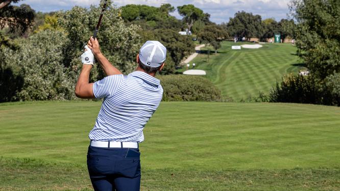 Golpe de un golfista desde un tee del Recorrido Negro de golf del Real Club de Campo Villa de Madrid.