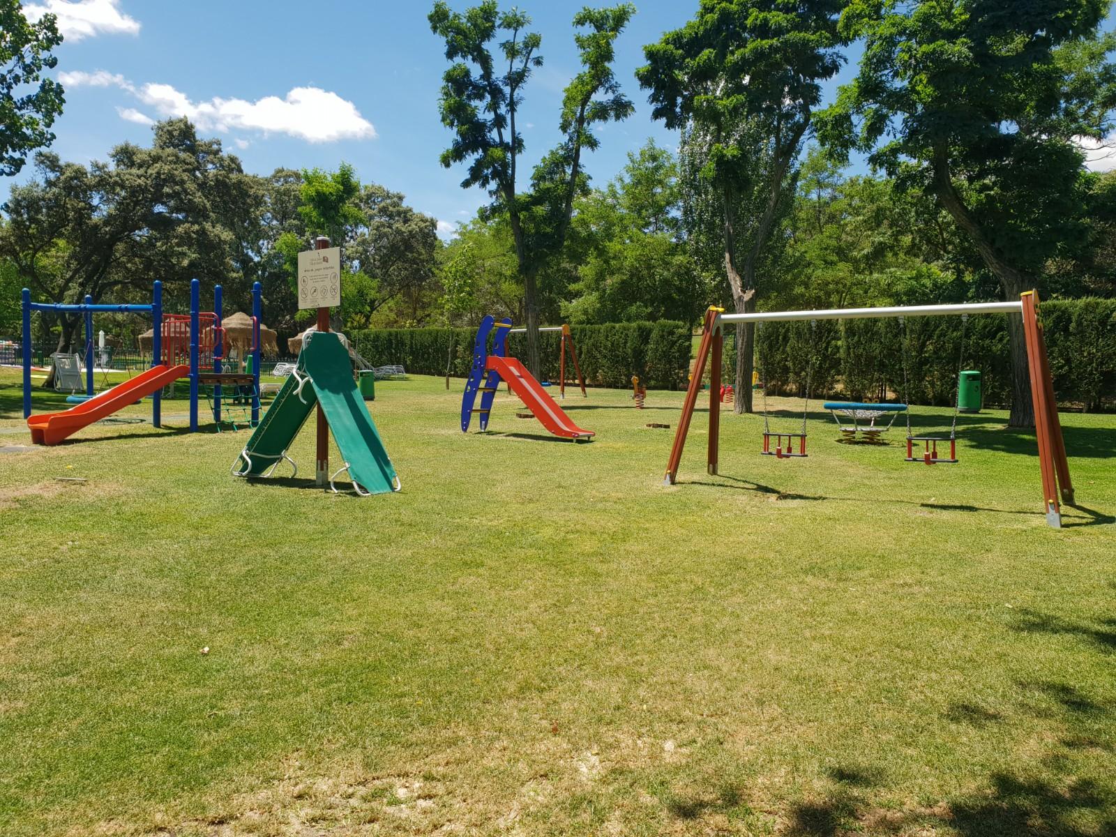 Nuevos columpios en la zona infantil de piscinas. 