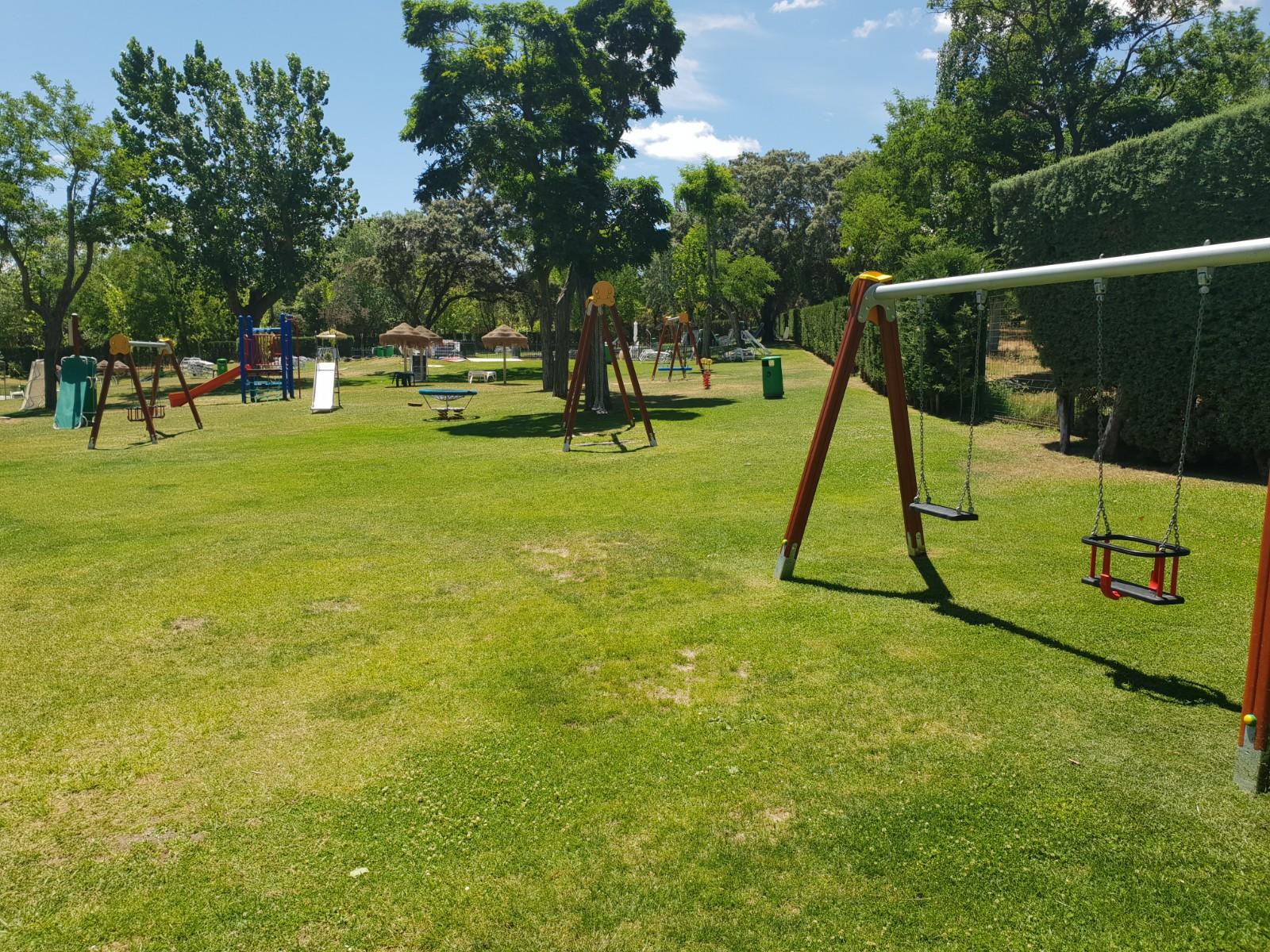 Nuevos columpios en la zona infantil de piscinas. 