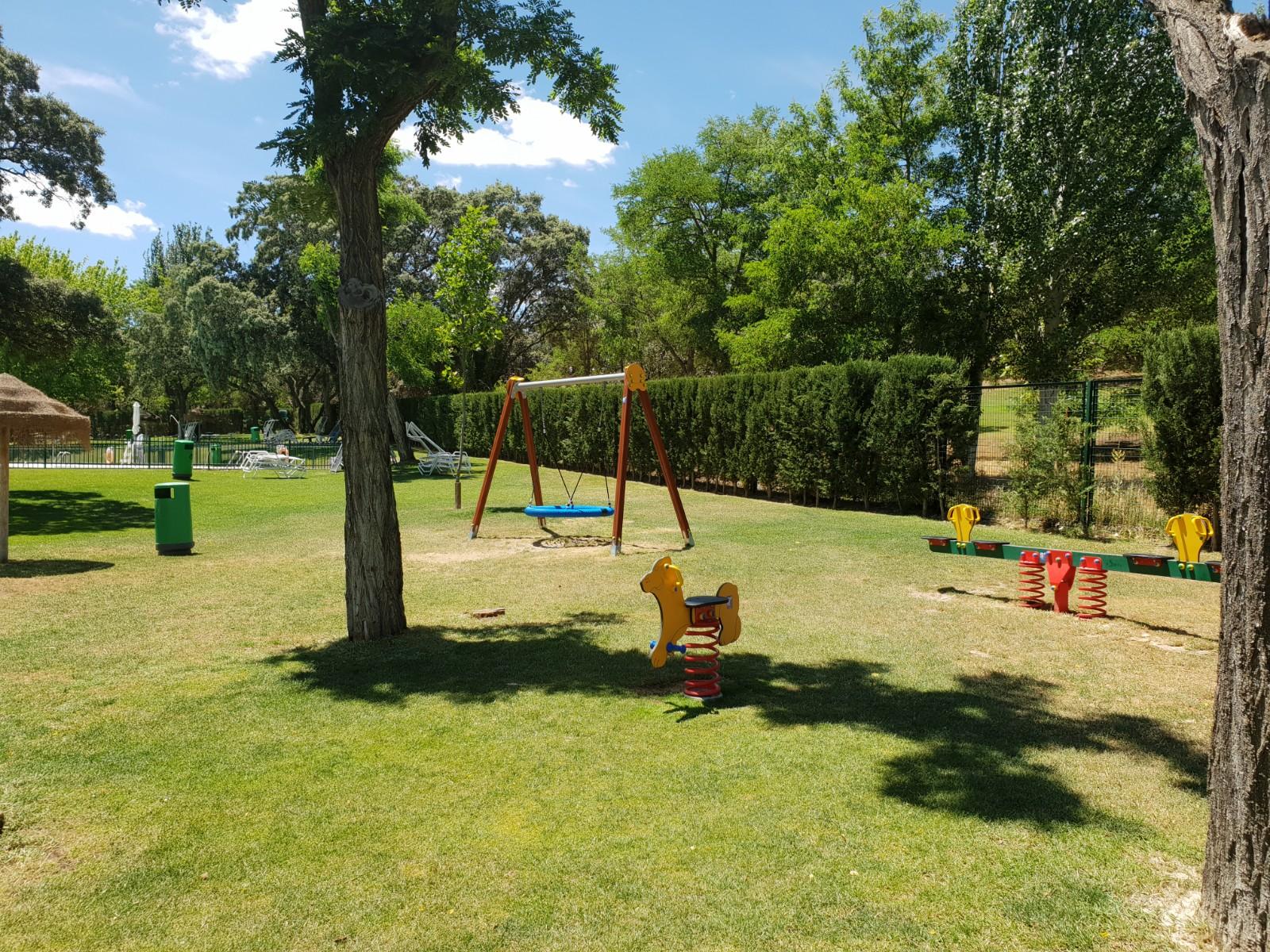 Nuevos columpios en la zona infantil de piscinas. 