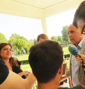 Joaquín Ballesteros atiende a medios en presencia de Celia Mayer