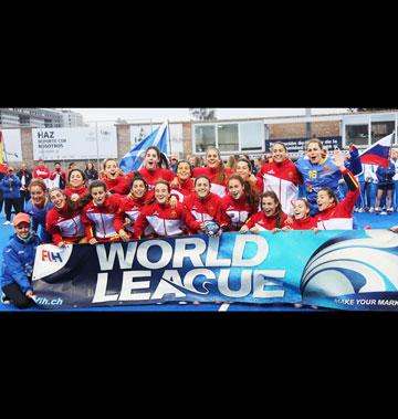 Las jugadoras de la selección celebrando el título (RFEH)