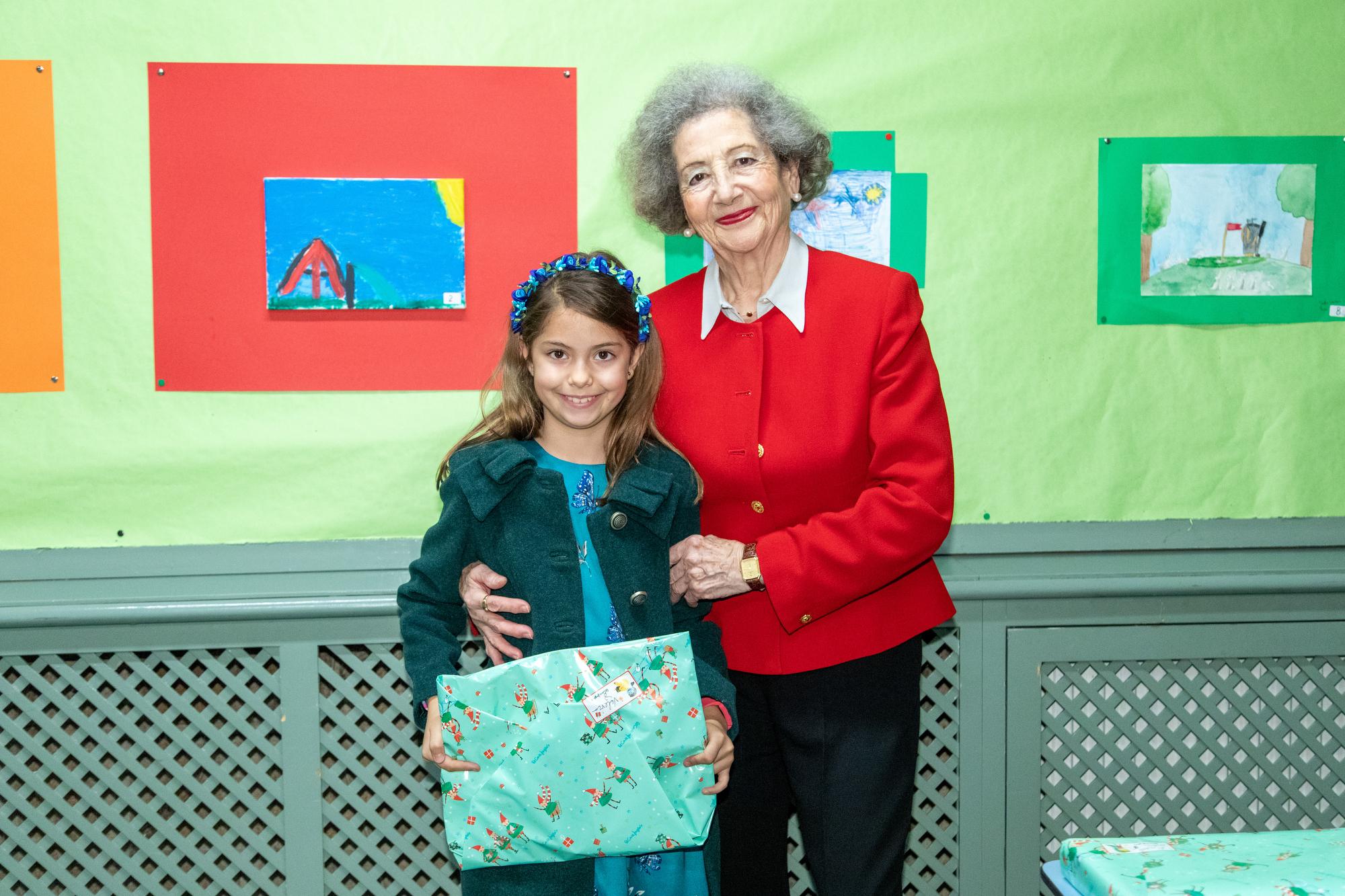 La Delegada de Cultura, Rosario Carrillo, junto a una de las jóvenes participantes en el concurso infantil. Foto: Miguel Ros