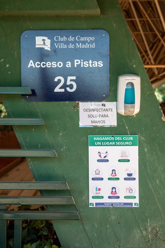 Carteles informativos en los accesos a las pistas de tenis del Club. Foto: Miguel Ros