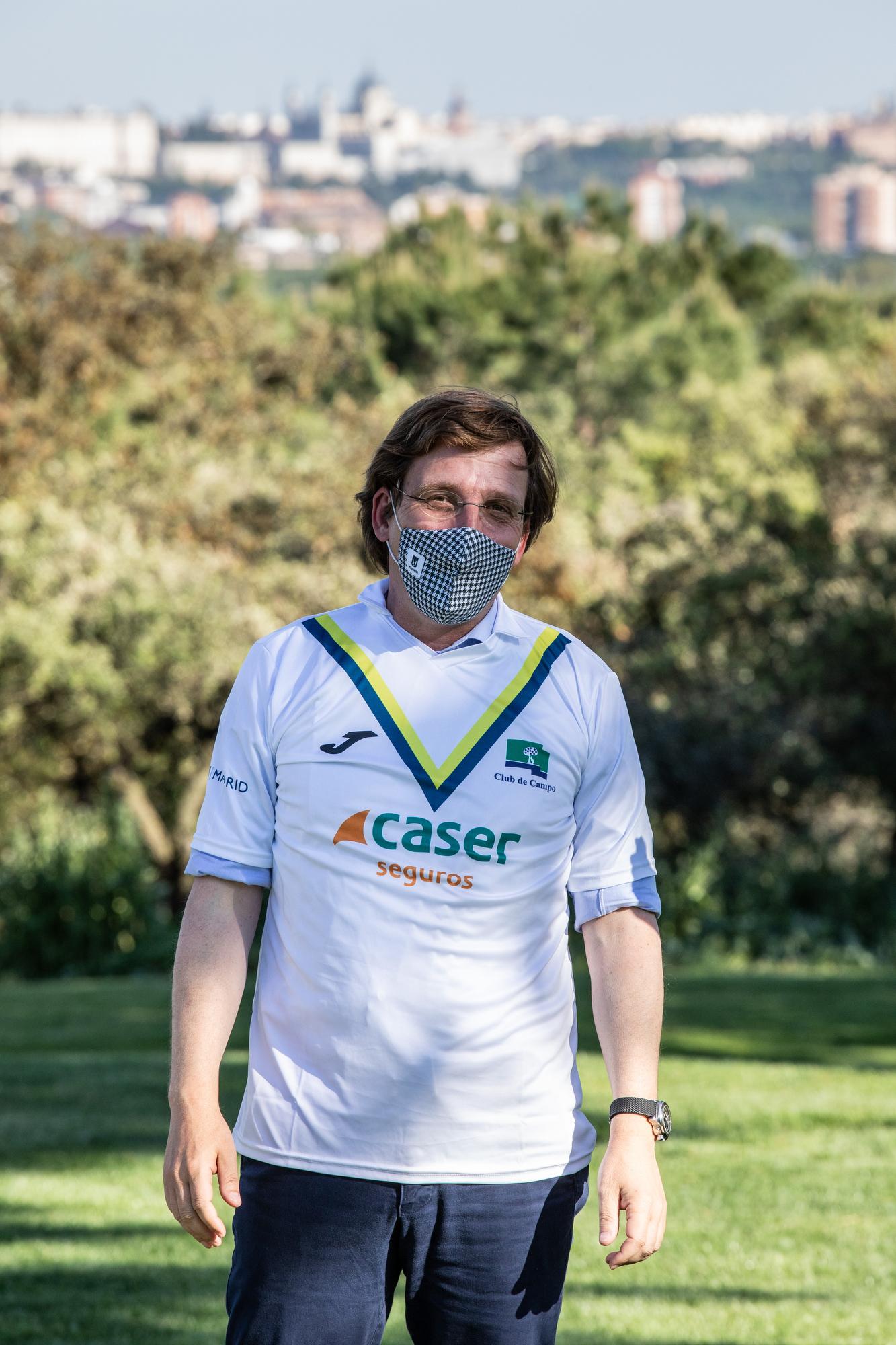 El alcalde Almeida, con la camiseta de hockey del Club. Foto: Miguel Ros / CCVM