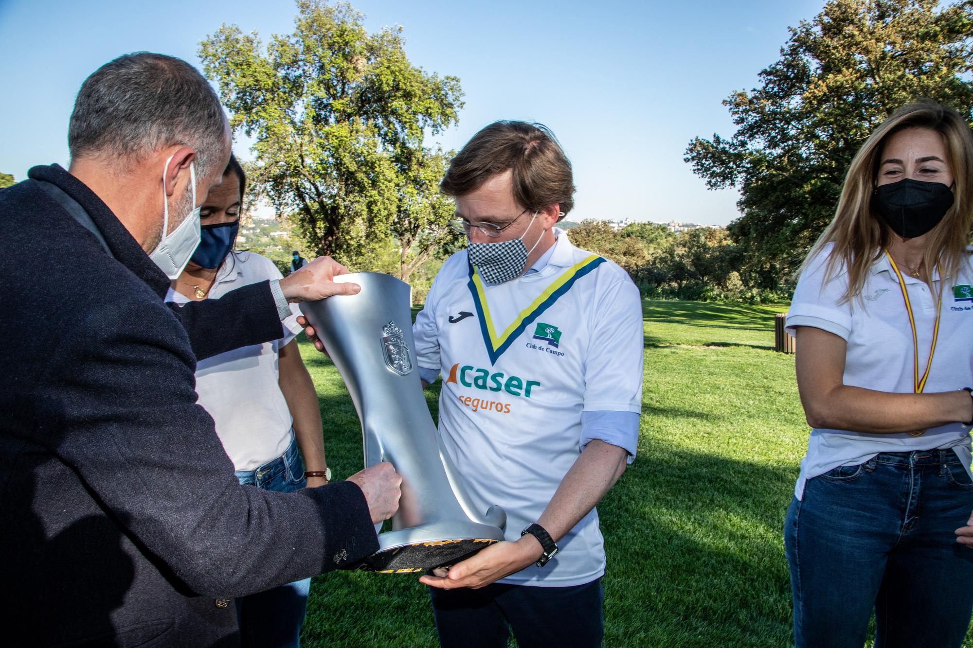 El alcalde Almeida sostiene el trofeo de la Liga. Foto: Miguel Ros / CCVM