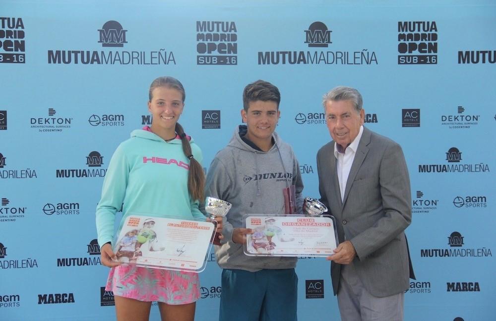 Aran Teixidó, Carles Antón y Manolo Santana en el Mutua Madrid Open Sub 16 de 2016