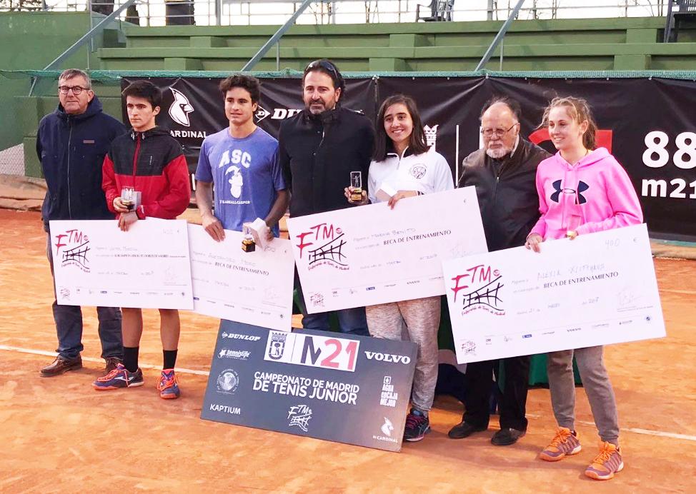 Campeones y finalistas posan con Tati Rascón 