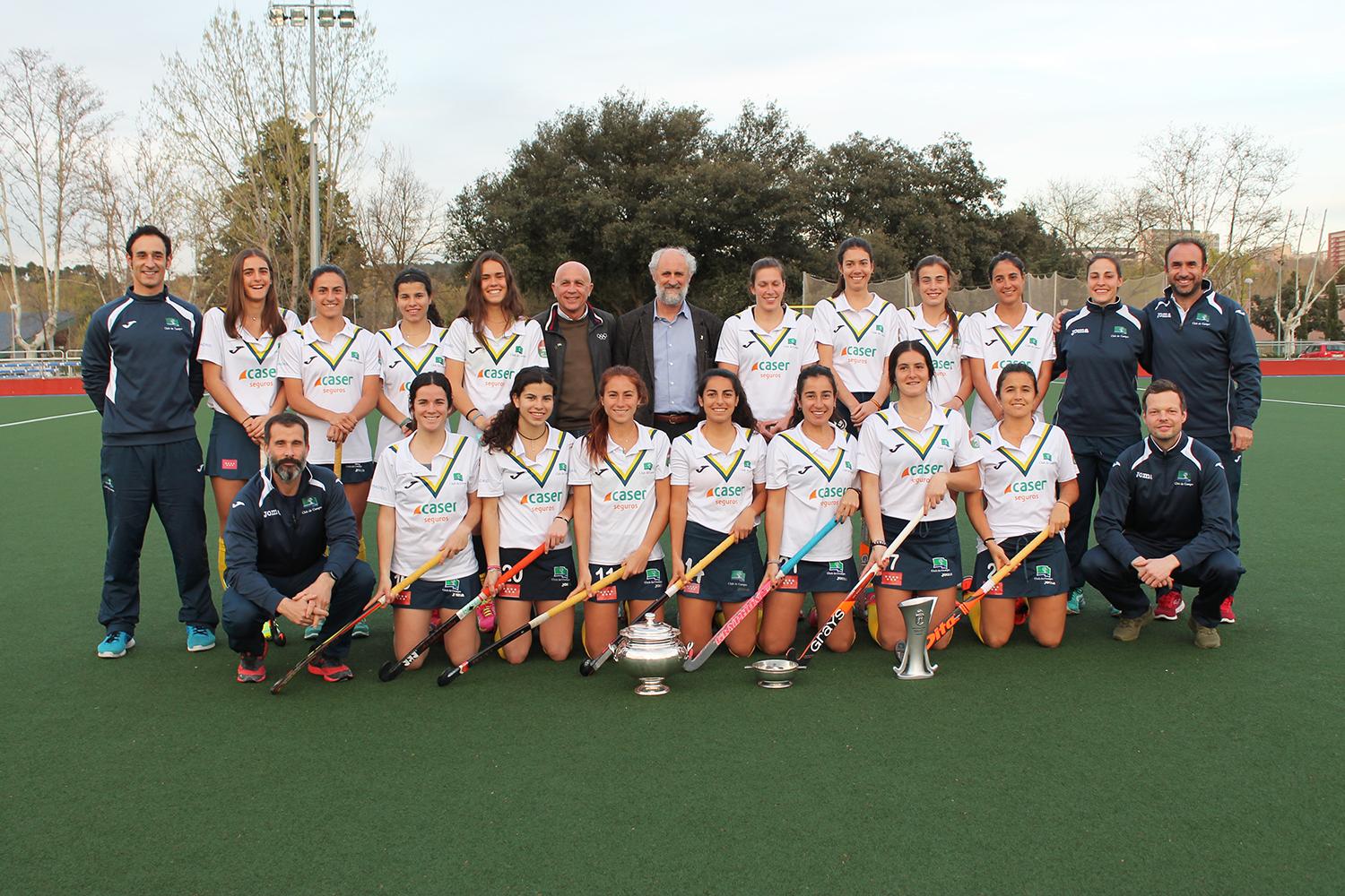 Plantilla y cuerpo técnico posan con los últimos trofeos conquistados