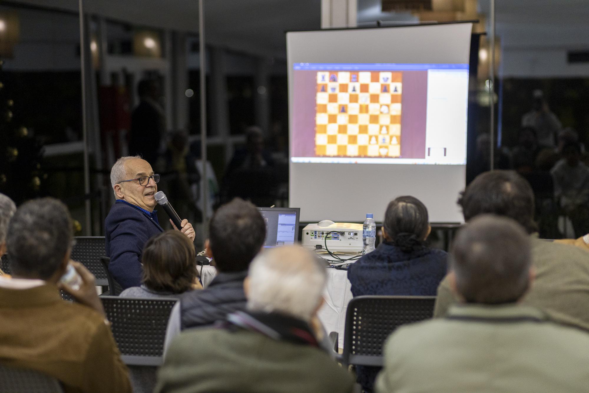 Conferencia de ajedrez con el Gran Maestro Internacional Elizbar Ubilava. Foto: Roberto Cuezva / CCVM