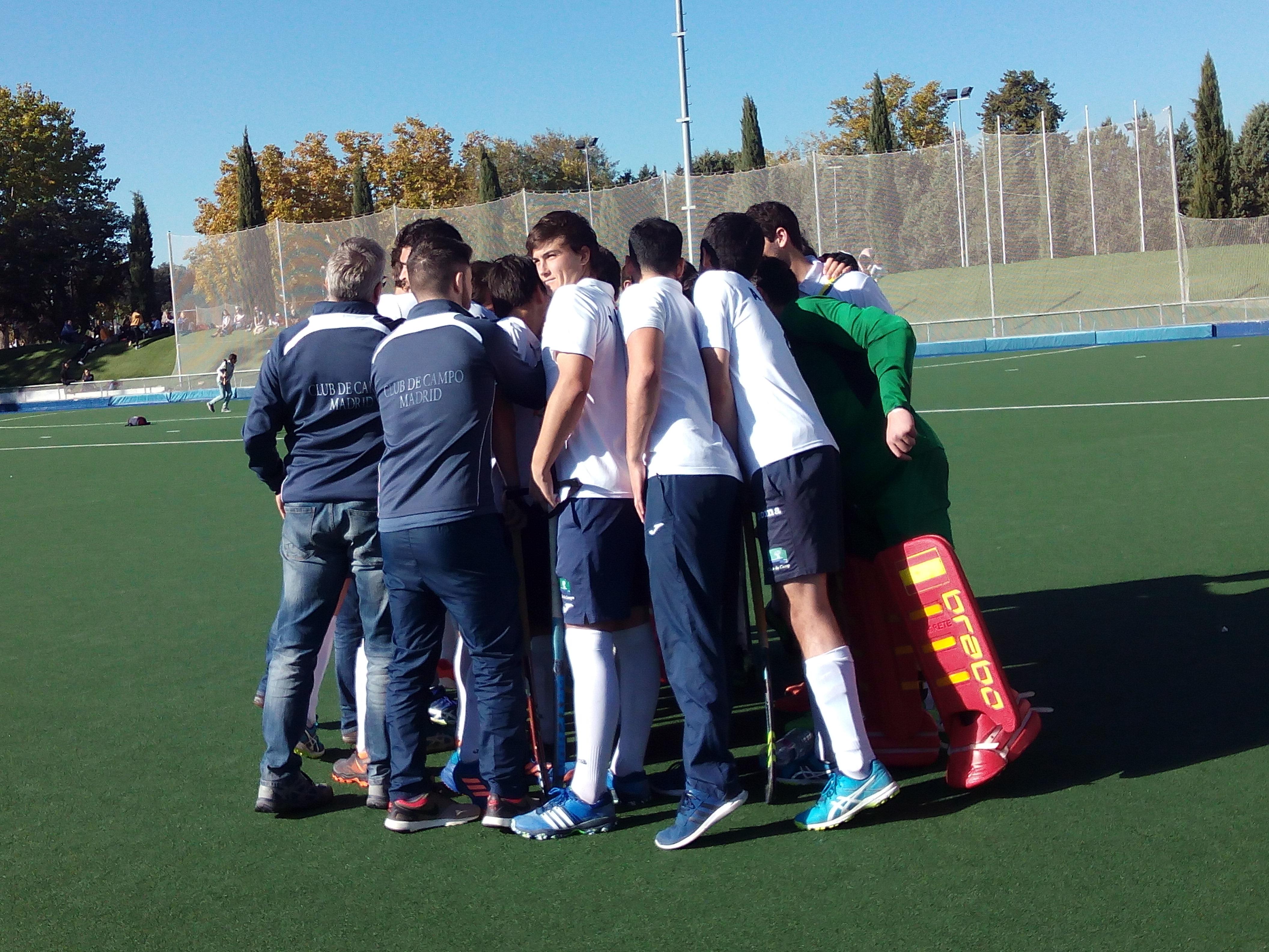 Jugadores y cuerpo técnico del Club de Campo celebran la victoria