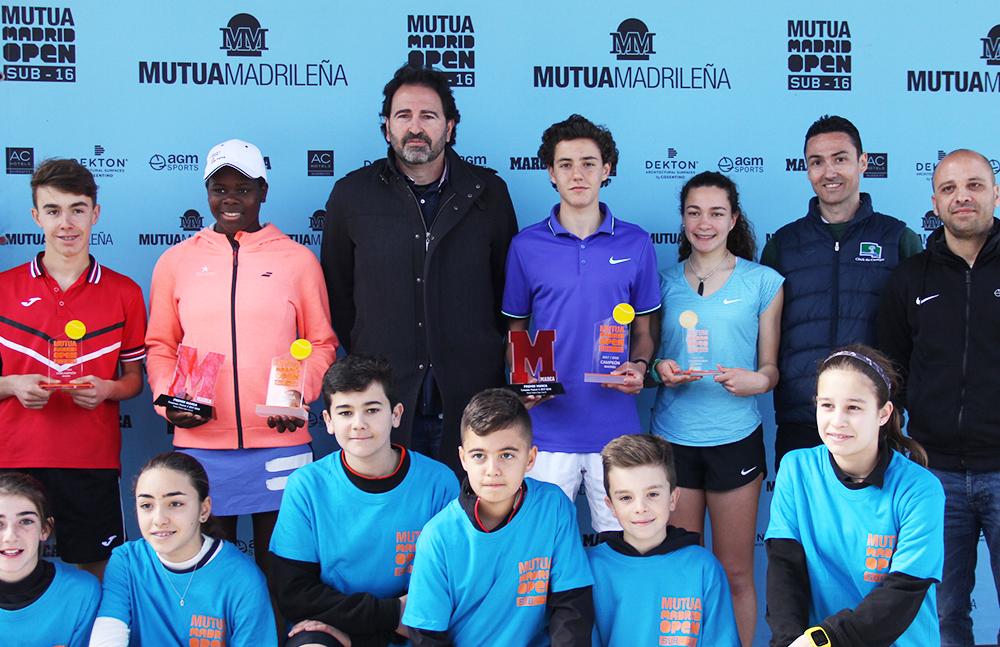 Tati Rascón y Guillermo Sánchez posan con los finalistas y los recogepelotas